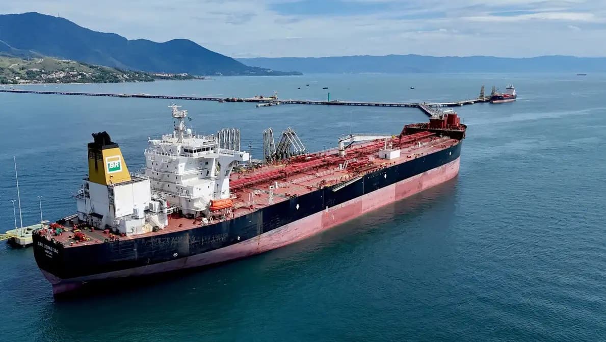 "JP Morgan" банк "ОХУ-аас далайгаар тээвэрлэдэг газрын тосны 30 хувь нь тээвэрлэгч танкиртаа гацлаа"