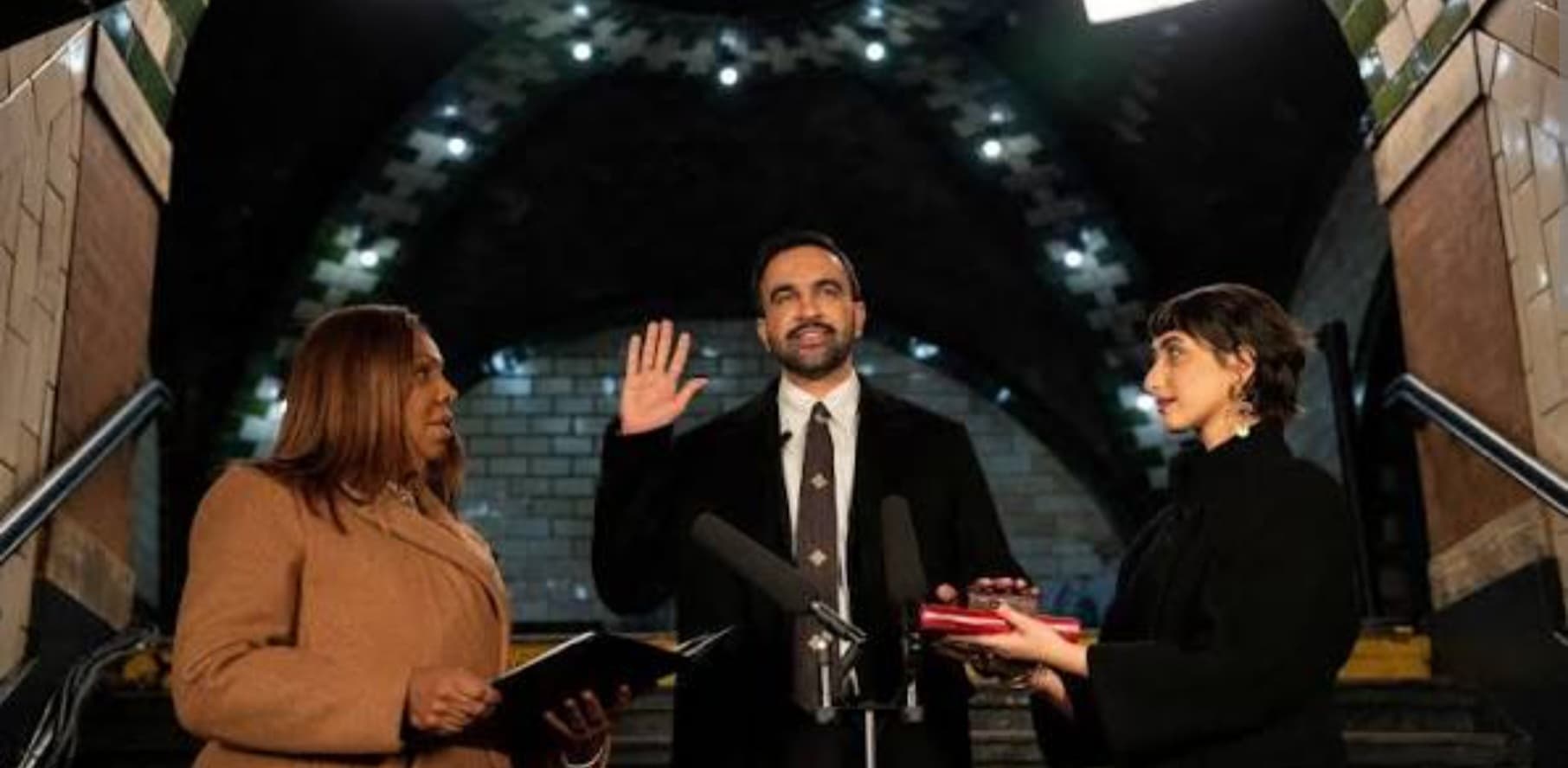 АНУ-ын Нью-Йорк хотын лалын шашинт анхны захирагч Зохран Мамдани тангарагаа өргөлөө