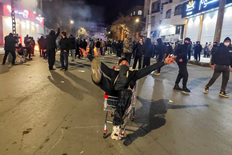 АНУ-ын Төрийн нарийн бичгийн дарга Марко Рубио Бямба гарагт Ираны ард түмнийг дэмжиж байгаагаа мэдэгдэв. Тэрбээр Ираны эрх баригчид интернэтийн сүлжээг хааж, улс даяар өрнөж буй засгийн газрын эсрэг эсэргүүцлийн жагсаалыг дарах арга хэмжээ авч буйтай холбогдуулан ийм байр суурь илэрхийлсэн байна. “АНУ Ираны зоригт ард түмнийг дэмжинэ” хэмээн Марко Рубио X нийгмийн сүлжээнд бичжээ. Үүнтэй зэрэгцэн АНУ-ын Ерөнхийлөгч Дональд Трамп Баасан гарагт Ираны удирдлагад хатуу анхааруулга өгч, “Та нар иргэд рүүгээ буудаж болохгүй. Хэрэв тэгвэл бид ч мөн адил буудна” гэж мэдэгдсэн байна. Иранд сүүлийн өдрүүдэд өрнөж буй эсэргүүцлийн хөдөлгөөн, эрх баригчдын авч буй арга хэмжээ нь бүс нутгийн болон олон улсын анхаарлын төвд орсоор байна.