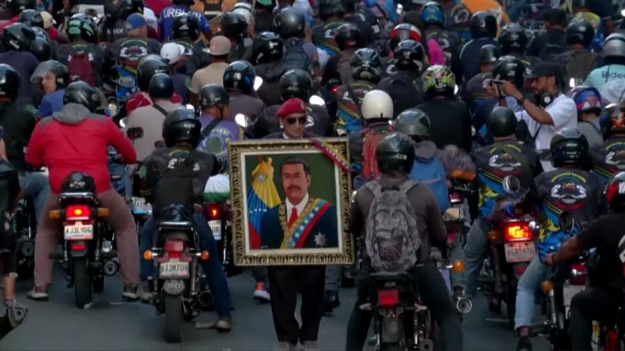 АНУ-ын цэргийн хүчнийхэн Николас Мадуро болон түүний эхнэр Силиа Флорес нарыг баривчилснаас хойш нэг сар болж буйтай холбогдуулан тэднийг суллахыг шаардан тэднийг дэмжигч олон мянган хүн Каракас хотын гудамжаар жагслаа.